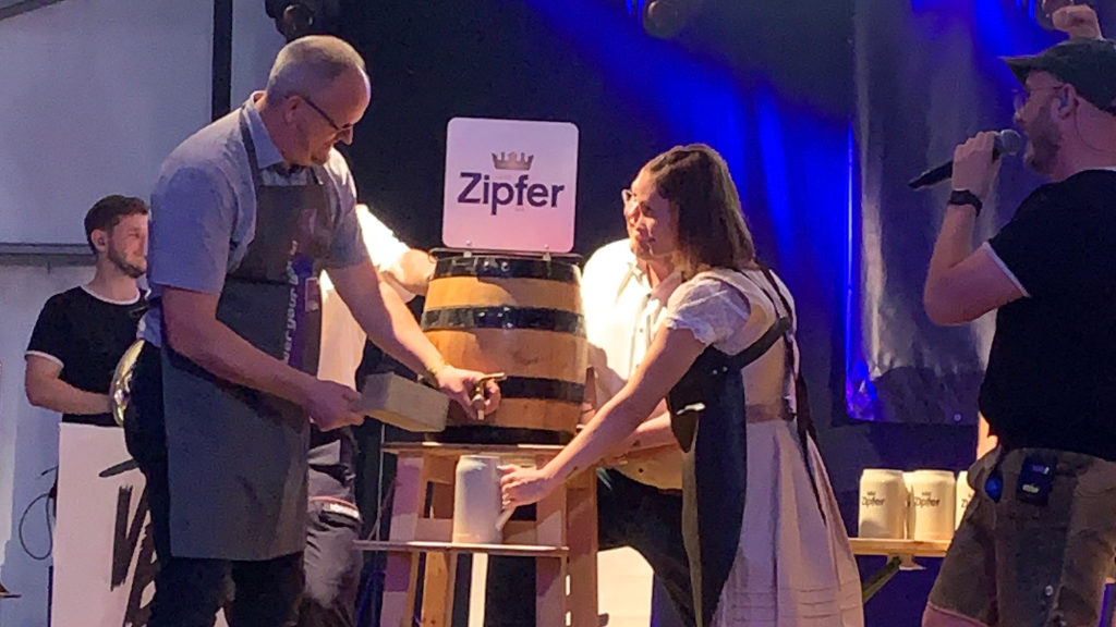 Mdrix Bieranstich bei 100 Jahre Windern Zeltfest